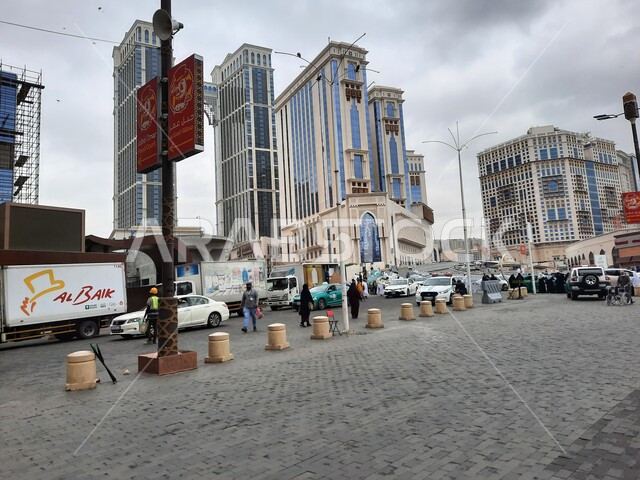 الأجواء الشتوية الغائمة والسماء المليئة بالغيوم فوق مجمع جبل عمر في مكة المكرمة، فنادق ومنتجعات كونراد الفاخرة بالسعودية، مواقف خاصة للسيارات في شارع إبراهيم الخليل، الفن الهندسي المعماري المتطور للأبراج والمباني السياحية