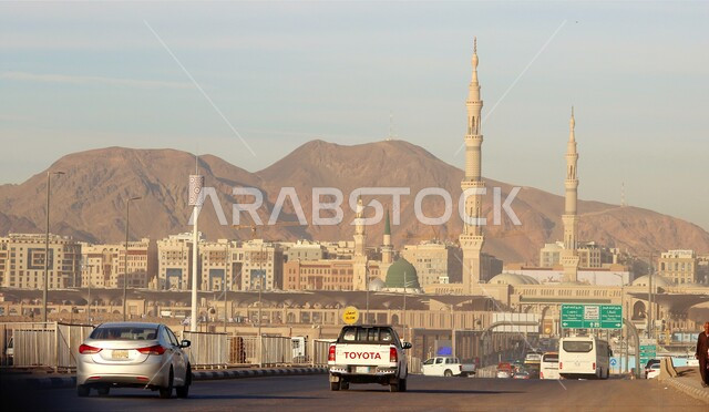 أماكن ومعالم دينية مشهورة, تنقل الزوار في الشوارع والطرقات في المدينة المنورة، المباني والابراج الفندقية والسكنية، التطور الهندسي المعماري على الطراز الحديث في المملكة العربية السعودية, حركة السيارات في طرقات المدينة المنورة، تصوير عن بعد للحرم النبوي الشريف