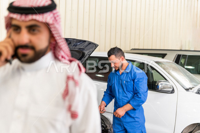 رجل سعودي في زيارة لورشة صيانة السيارات ، يستقبله المهندس الميكانيكي لاصلاح السيارة ، خدمات اصلاح و صيانة السيارات ، مهندس ميكانيكي ، ورشة صيانة 
