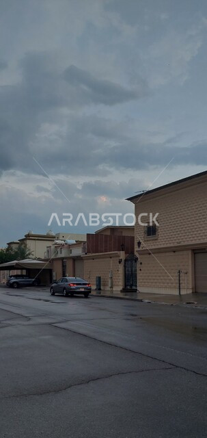 المنازل والبيوت في حي عبدالله فؤاد في الدمام، فن العمارة القديمة للمباني والمنشآت السكنية في أحياء المملكة العربية السعودية، مشهد السماء المليئة بالغيوم والسحب في النهار في المنطقة الشرقية