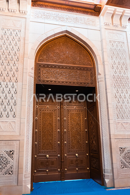 زخارف ونقوشات اسلامية على باب مسجد السلطان قابوس الأكبر في مسقط، أماكن ومعالم إسلامية دينية سياحية مقدسة مشهورة في سلطنة عمان، العبادة والتقرب الى الله، أداء الفرائض الدينية، الفن الهندسي المعماري الاسلامي على الطراز الحديث 