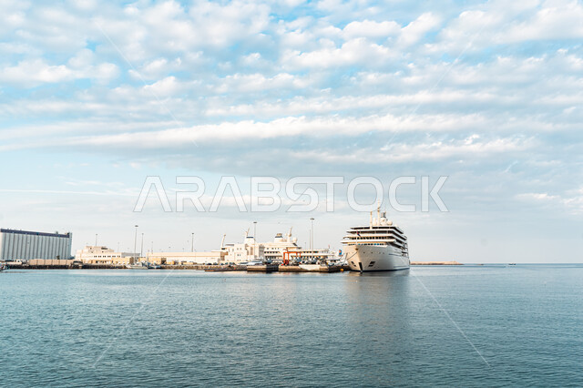 سفن الشحن التجارية لنقل البضائع، أماكن السياحة والاستثمار والتجارة المشهورة, ميناء السلطان قابوس في مدينة مسقط في وضح النهار,  السفن والقوارب السياحية، الواجهة المائية والترفيهية في سلطنة عمان