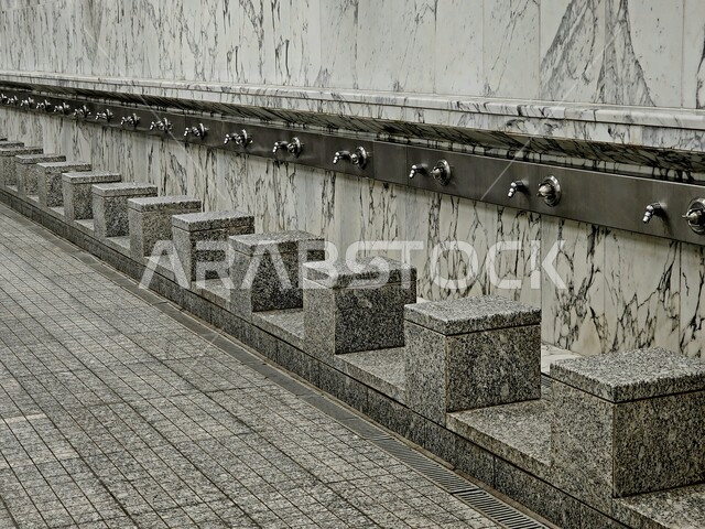 المشارب الرخامية المتميزة، مواضئ المسجد النبوي الشريف في المدينة المنورة، مفهوم الطهارة والاستعداد لآداء الصلاة، أماكن دينية مقدسة، العبادة والتقرب إلى الله، معالم إسلامية مشهورة في المملكة العربية السعودية