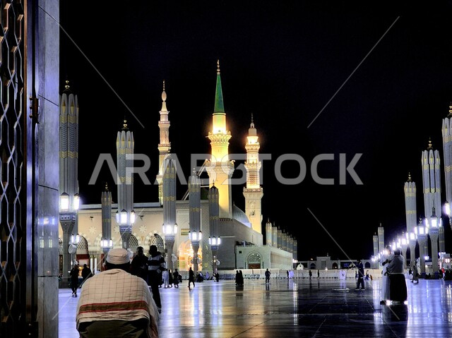 المآذن والقبب المضيئة، الزوار والمصلين في ساحات المسجد النبوي الشريف في المدينة المنورة ليلا، معالم وأماكن دينية مقدسة بالمملكة العربية السعودية، العبادة والتقرب إلى الله، الفن الهندسي المعماري المتميز على الطراز الإسلامي