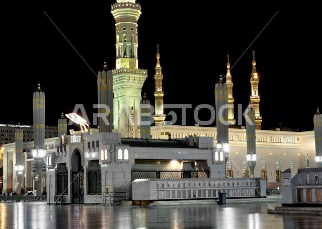 ساحات المسجد النبوي الشريف في المدينة المنورة ليلا، المآذن والقبب المضيئة، معالم وأماكن دينية مقدسة بالمملكة العربية السعودية، العبادة والتقرب إلى الله، الفن الهندسي المعماري المتميز على الطراز الإسلامي