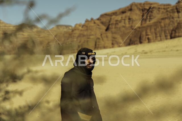 معالم اثرية تاريخية, التكوينات والتشكيلات الصخرية في المناطق الصحراوية, صورة من الجانب لرجل عربي سعودي خليجي  يرتدي زي يوم التأسيس يتجول في  محافظة العلا في المملكة العربية السعودية, يوم بدينا 1727م, ذكرى تأسيس الدولة السعودية الأولى في 22 فبراير