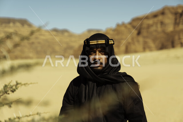 يوم بدينا 1727, مناطق المرتفعات الجبلية والتكوينات الصخرية,  صورة مقربة لشاب عربي سعودي خليجي يرتدي زي يوم التأسيس يقف في إحدى المناطق الأثرية في محافظة العلا,   أماكن سياحية مشهورة في المملكة العربية السعودية, ذكرى تأسيس الدولة السعودية الأولى في 22 فبراير