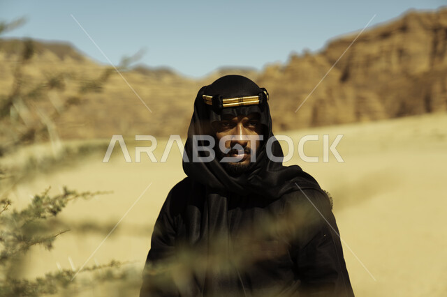 أماكن سياحية مشهورة في المملكة العربية السعودية, مناطق المرتفعات الجبلية والتكوينات الصخرية, يوم بدينا 1727, صورة مقربة لشاب عربي سعودي خليجي يرتدي زي يوم التأسيس يقف في إحدى المناطق الأثرية في محافظة العلا,  ذكرى تأسيس الدولة السعودية الأولى في 22 فبراير
