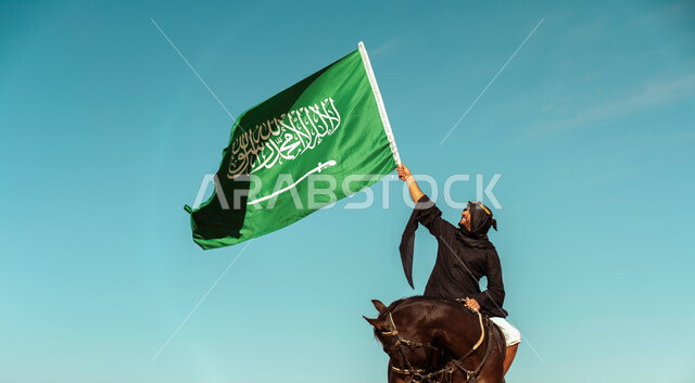 رفع علم المملكة بفخر واعتزاز في يوم العلم 11 مارس, استذكار اليوم الوطني في 23 سبتمبر, فارس عربي خليجي سعودي يرتدي زي يوم التأسيس يمتطي فرس بني أصيل في إحدى المناطق الأثرية في محافظة العلا, يوم بدينا 1727م, ذكرى تأسيس الدولة السعودية الأولى في 22 فبراير