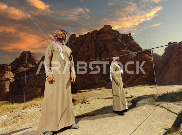 المعالم التاريخية في المملكة, انعكاس الطبيعة الصخرية على مسرح مرايا في محافظة العلا السياحية, مقصد السياح من شتى أنحاء العالم, يوم بدينا 1727م, ذكرى تأسيس الدولة السعودية الأولى في 22 فبراير, رجل عربي خليجي سعودي يرتدي الثوب التقليدي والشماغ ينظر إلى شيء ما