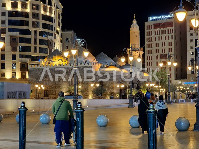 قبب ومآذن مسجد الغمامة في الجهة الغربية الجنوبية للمسجد النبوي ليلا، جامع المصلى في المدينة المنورة، الشوارع والطرقات المعبدة، الفن الهندسي المعماري المتميز على الطراز الإسلامي، المساجد الأثرية التاريخية في المملكة العربية السعودية