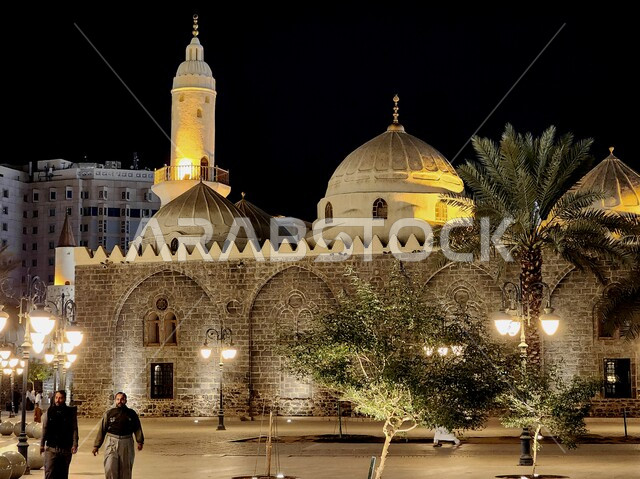 مآذن وقبب مسجد الغمامة في الجهة الغربية الجنوبية للمسجد النبوي ليلا، جامع المصلى في المدينة المنورة، الشوارع والطرقات المعبدة، الفن الهندسي المعماري المتميز على الطراز الإسلامي، المساجد الأثرية التاريخية في المملكة العربية السعودية