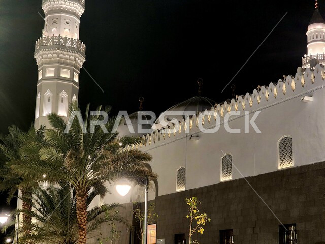 الاهتمام بزراعة أشجار النخيل، العبادة والتقرب إلى الله، صورة مقربة لمآذن و قبب مسجد قباء المضيئة في المدينة المنورة ليلا، معالم و أماكن دينية مقدسة في المملكة العربية السعودية، الفن الهندسي المعماري والديكورات الاسلامية على الطراز الحديث