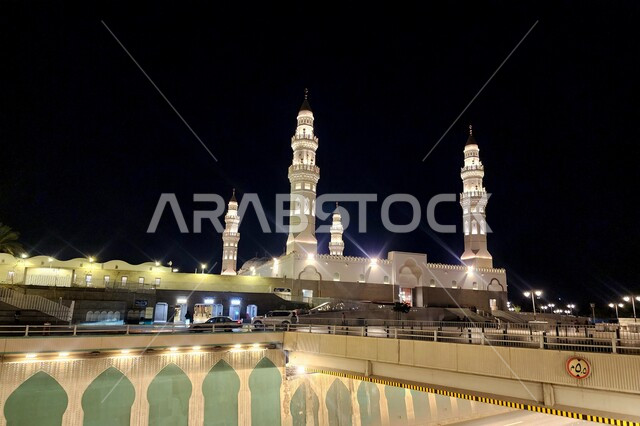 الفن الهندسي المعماري والديكورات الاسلامية على الطراز الحديث، العبادة والتقرب إلى الله، صورة مقربة لمآذن و قبب مسجد قباء المضيئة في المدينة المنورة ليلا، معالم و أماكن دينية مقدسة في المملكة العربية السعودية
