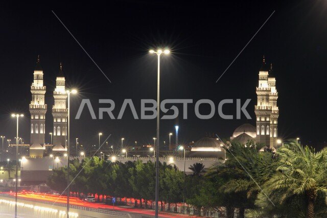 الاهتمام بزراعة أشجار النخيل، العبادة والتقرب إلى الله، صورة مقربة لمآذن و قبب مسجد قباء المضيئة في المدينة المنورة ليلا، معالم و أماكن دينية مقدسة في المملكة العربية السعودية، الفن الهندسي المعماري والديكورات الاسلامية على الطراز الحديث