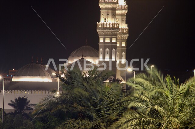 الاهتمام بزراعة أشجار النخيل، العبادة والتقرب إلى الله، صورة مقربة لمآذن و قبب مسجد قباء المضيئة في المدينة المنورة ليلا، معالم و أماكن دينية مقدسة في المملكة العربية السعودية، الفن الهندسي المعماري والديكورات الاسلامية على الطراز الحديث