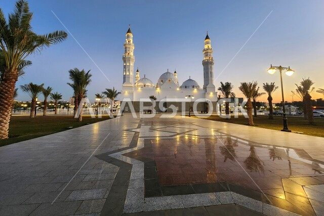 الساحة الخارجية لمسجد قباء في المدينة المنورة وقت الغروب، معالم و أماكن دينية مقدسة في المملكة العربية السعودية، العبادة والتقرب إلى الله، المآذن و القبب المضيئة، الفن الهندسي المعماري والديكورات الاسلامية على الطراز الحديث، الاهتمام بزراعة أشجار النخيل