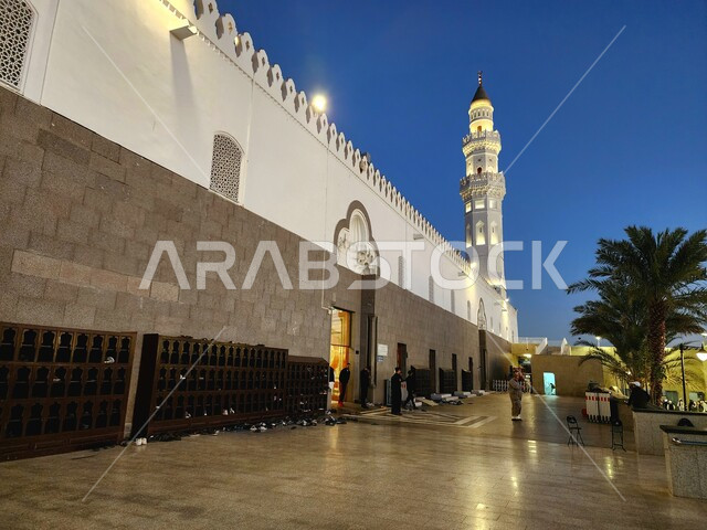 أماكن ومعالم دينية مقدسة في المملكة العربية السعودية، دعوة المسلمين لآداء الصلاة، الساحة الخارجية لمسجد قباء في المدينة المنورة وقت الغروب، العبادة والتقرب إلى الله، المآذن و القبب المضيئة، الفن الهندسي المعماري والديكورات الاسلامية على الطراز الحديث