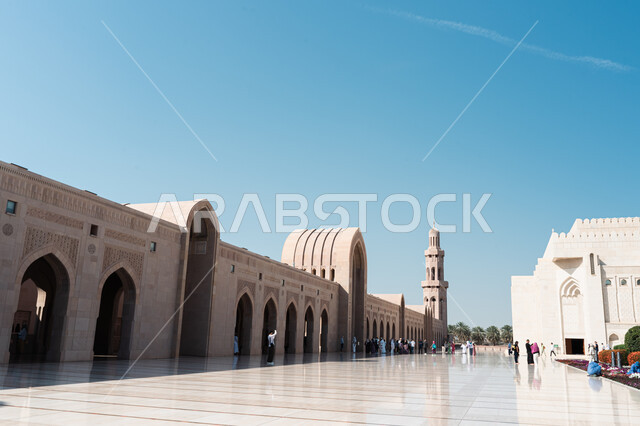 ساحة جامع السلطان قابوس الأكبر في مدينة نزوى في سلطنة عمان، أماكن سياحة دينية مقدسة، مساجد ومعالم إسلامية مشهورة، دعوة المسلمين للصلاة والعبادة والتقرب الى الله، الفن الهندسي المعماري على الطراز الإسلامي