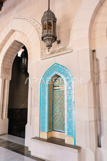 الزخارف العربية التقليدية القديمة والفوانيس المعدنية، أكبر جامع في مسقط، مسجد السلطان قابوس في مدينة نزوى في سلطنة عمان، الفن الهندسي المعماري على الطراز الإسلامي، العبادة والتقرب الى الله، أماكن ومعالم إسلامية دينية مشهورة، دعوة المسلمين إلى أداء الصلاة