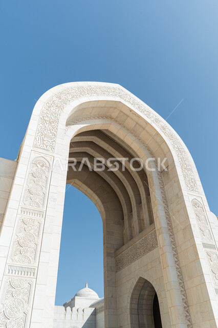 العبادة والتقرب الى الله، دعوة المسلمين إلى أداء الصلاة، أكبر جامع في مسقط، مسجد السلطان قابوس في مدينة نزوى في سلطنة عمان، الفن الهندسي المعماري على الطراز الإسلامي، أماكن ومعالم إسلامية دينية مشهورة