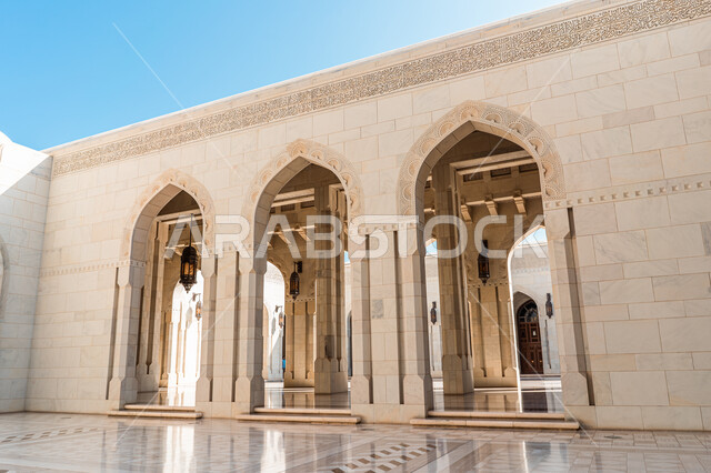 معالم إسلامية مشهورة، دعوة المسلمين للصلاة والعبادة والتقرب الى الله، الفن الهندسي المعماري على الطراز الإسلامي، جامع السلطان قابوس الأكبر في مدينة نزوى في سلطنة عمان، أماكن سياحة دينية مقدسة