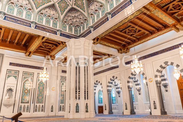 مسجد السلطان قابوس في مدينة نزوى في سلطنة عمان، أكبر جامع في مسقط، الفن الهندسي المعماري على الطراز الإسلامي، العبادة والتقرب الى الله، أماكن ومعالم إسلامية دينية مشهورة، دعوة المسلمين إلى أداء الصلاة