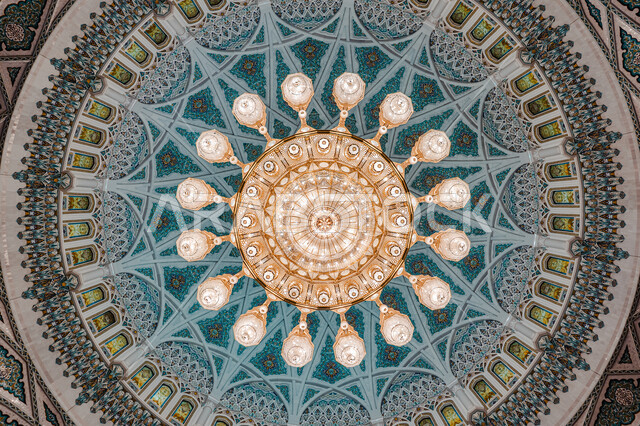 الهندسة المعمارية الفنية بالطراز الإسلامي، نداء المسلمين للصلاة والعبادة والتقرب الى الله، صورة مقربة لأكبر نجمة بالعالم في جامع السلطان قابوس الأكبر في مدينة نزوى في سلطنة عمان, معالم إسلامية مشهورة, أماكن السياحة الدينية في مدينة مسقط