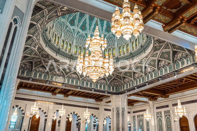 نداء المسلمين للصلاة والعبادة والتقرب الى الله، أماكن السياحة الدينية في مدينة مسقط، الهندسة المعمارية الفنية بالطراز الإسلامي، صورة مقربة لأكبر نجمة بالعالم في جامع السلطان قابوس الأكبر في مدينة نزوى في سلطنة عمان, معالم إسلامية مشهورة