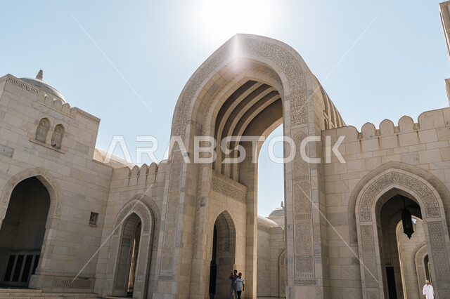 أكبر جامع في مسقط، مسجد السلطان قابوس في مدينة نزوى في سلطنة عمان، الفن الهندسي المعماري على الطراز الإسلامي، العبادة والتقرب الى الله، أماكن ومعالم إسلامية دينية مشهورة، دعوة المسلمين إلى أداء الصلاة