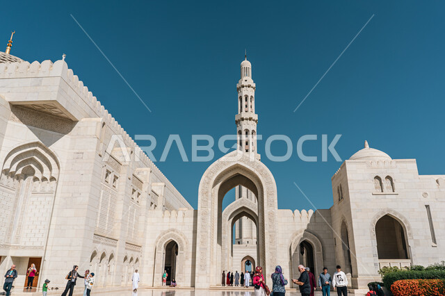 دعوة المسلمين للصلاة والعبادة والتقرب الى الله، الفن الهندسي المعماري على الطراز الإسلامي، جامع السلطان قابوس الأكبر في مدينة نزوى في سلطنة عمان، معالم إسلامية مشهورة، أماكن سياحة دينية مقدسة