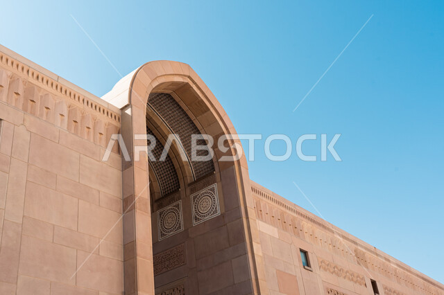 دعوة المسلمين إلى أداء الصلاة، أكبر جامع في مسقط، مسجد السلطان قابوس في مدينة نزوى في سلطنة عمان، الفن الهندسي المعماري على الطراز الإسلامي، العبادة والتقرب الى الله، أماكن ومعالم إسلامية دينية مشهورة
