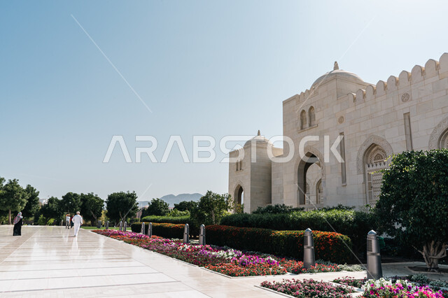 الفن الهندسي المعماري على الطراز الإسلامي، دعوة المسلمين للصلاة والعبادة والتقرب الى الله، جامع السلطان قابوس الأكبر في مدينة نزوى في سلطنة عمان، معالم إسلامية مشهورة، أماكن سياحة دينية مقدسة