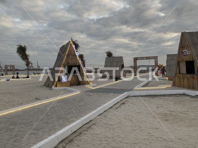  أكواخ القش على رمال الشاطئ الذهبية، مشروع هوانا صلالة في محافظة ظفار، أماكن ومناطق لقضاء العطلات والاسترخاء، استقطاب الزوار والضيوف والسياح من جميع أنحاء العالم، وجهه سياحية طبيعية، سواحل المحيط  الهندي في سلطنة عمان