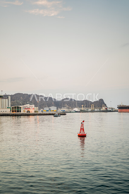 إطلالة على شاطئ البحر الأحمر في مدينة مسقط، خلفية الطبيعة، اماكن سياحية ترفيهية مشهورة، ميناء السلطان قابوس في سلطنة عمان نهاراً، مدن سياحية ساحلية تاريخية، معالم وأماكن تجارية وسياحية مميزة في سلطنة عمان