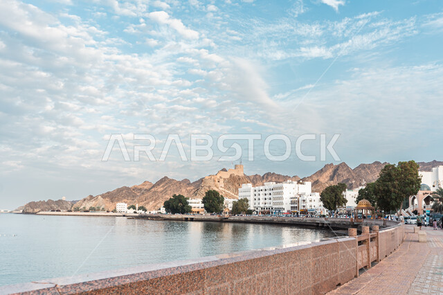 المناظر البحرية الهادئة، المباني والمنشآت في ميناء مطرح، الطبيعة في سلطنة عمان، اماكن سياحية ترفيهية مشهورة، ميناء السلطان قابوس في سلطنة عمان نهاراً، معالم وأماكن تجارية مميزة، الواجهة المائية والترفيهية في سلطنة عمان