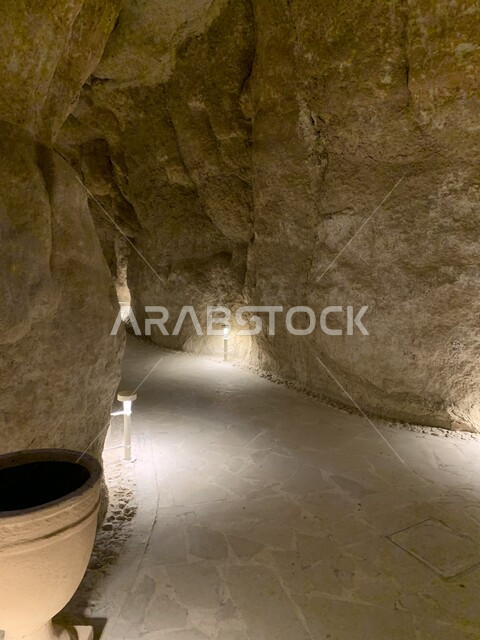 التكوينات والتشكلات الصخرية الطبيعية، صورة من داخل مغارة جبل القارة بالإحساء في المملكة العربية السعودية، أماكن و معالم سياحية مشهورة، أنشطة عائلية ترفيهية