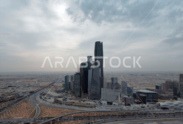 مركز الملك عبدالله المالي (كافد) في العاصمة، المنشأت المعمارية وناطحات السحاب والأبراج المالية والاقتصادية، صورة جوية لمدينة الرياض في النهار، حركة المرور في الشوارع والطرقات، النمو والتقدم العمراني على الطراز الحديث