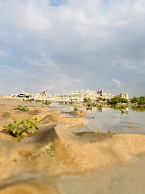 جذب واستقطاب السياح من انحاء العالم، الأماكن الجبلية التراثية، أبرز المعالم السياحية المشهورة، المناظر الطبيعية في جبل دخنة في مدينة الإحساء، السماء المليئة بالغيوم البيضاء في فصل الشتاء