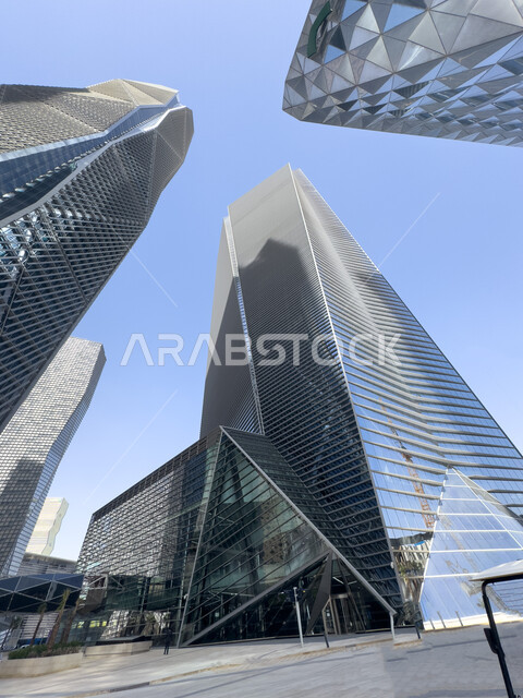 النهضة الاقتصادية والعمرانية, تنمية وتطور العمران وناطحات السحاب في المملكة العربية السعودية, صورة من الاسفل لمركز الملك عبدالله المالي (كافد) في الرياض. الوجهة الرئيسية للمال والاعمال في السعودية, اماكن ومعالم مشهورة