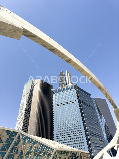 تنمية وتطور العمران وناطحات السحاب في المملكة العربية السعودية, صورة من الاسفل لمركز الملك عبدالله المالي (كافد) في الرياض. الوجهة الرئيسية للمال والاعمال في السعودية, اماكن ومعالم مشهورة, النهضة الاقتصادية والعمرانية