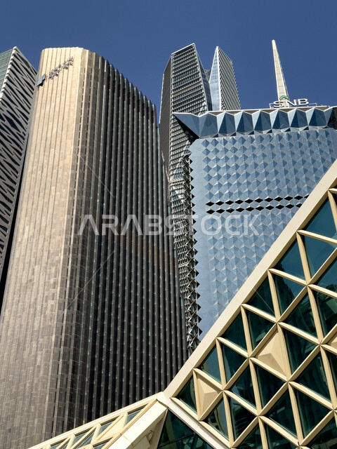 النهضة الاقتصادية والعمرانية, تنمية وتطور العمران وناطحات السحاب في المملكة العربية السعودية, صورة من الاسفل لمركز الملك عبدالله المالي (كافد) في الرياض. الوجهة الرئيسية للمال والاعمال في السعودية, اماكن ومعالم مشهورة