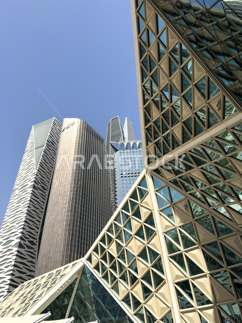 الأبراج وناطحات السحاب في المملكة العربية السعودية وقت وضح النهار, الفن المعماري المتميز, الوجهة المثالية للمال والأعمال بمعايير عالمية، مركز الملك عبد الله المالي كافد في مدينة الرياض في السعودية, الاهتمام بالنهضة الاقتصادية والتجارية