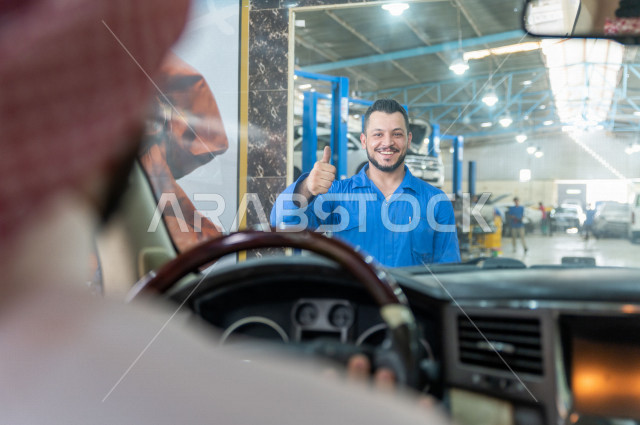 رجل سعودي في زيارة لورشة صيانة السيارات ، يستقبله المهندس الميكانيكي لاصلاح السيارة ، خدمات اصلاح و صيانة السيارات ، مهندس ميكانيكي ، ورشة صيانة 