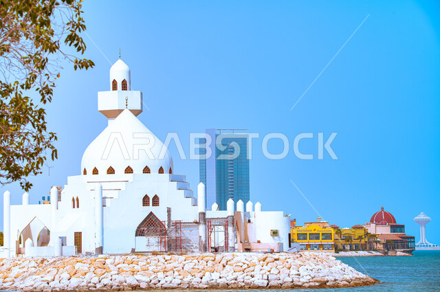 مسجد سالم بن لادن على ساحل كورنيش الخبر، الواجهة البحرية على شاطئ المملكة العربية السعودية، معالم إسلامية دينية مشهورة، جذب واستقطاب السائحين من انحاء العالم