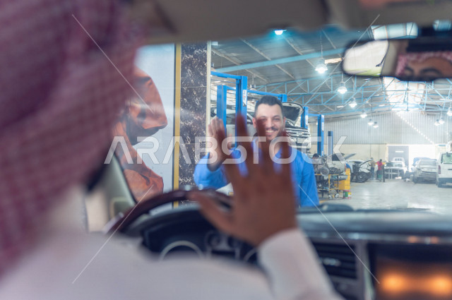 رجل سعودي في زيارة لورشة صيانة السيارات ، يستقبله المهندس الميكانيكي لاصلاح السيارة ، خدمات اصلاح و صيانة السيارات ، مهندس ميكانيكي ، ورشة صيانة 