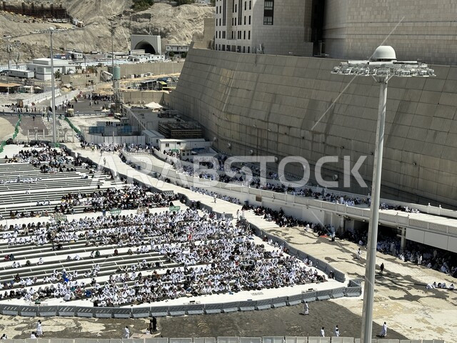تجمع الحجاج والمعتمرين في الساحة الخارجية لمسجد الله الحرام في مكة مكرمة، مقاصد واماكن لأداء العبادات والتقرب الى الله, معالم دينية اسلامية مقدسة في المملكة العربية السعودية