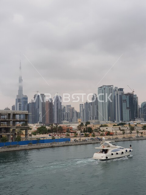 النمو والتطور العمراني للأبراج وناطحات السحاب في دولة الإمارات العربية المتحدة، معالم إمارة دبي السياحية المشهورة, الواجهة البحرية على ساحل الخليج العربي، حركة اليخوت والسفن في بحر مارينا دبي في النهار, الفن الهندسي المعماري للمباني والمنشآت المطلة على المرفأ