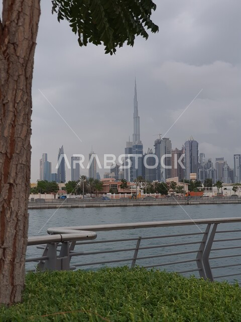 حركة اليخوت والسفن في بحر مارينا دبي في النهار, الفن الهندسي المعماري للمباني والمنشآت المطلة على المرفأ، النمو والتطور العمراني للأبراج وناطحات السحاب في دولة الإمارات العربية المتحدة، معالم إمارة دبي السياحية المشهورة, الواجهة البحرية على ساحل الخليج العربي