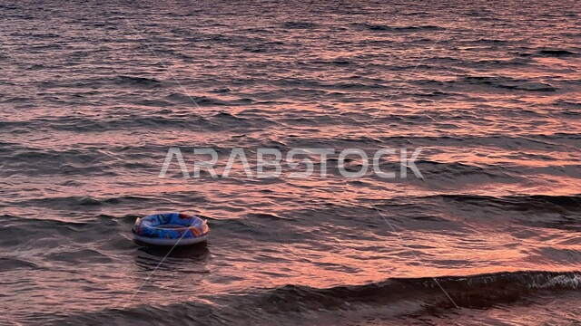 مناظر طبيعية لغروب الشمس على شاطئ البحر الأحمر، الاستمتاع بالسباحه باستخدام طوافة النجاة، أماكن سياحية ترفيهية مشهورة بالمملكة، صورة مقربة  لمياه بحر نيوم في السعودية، خلفية الطبيعة